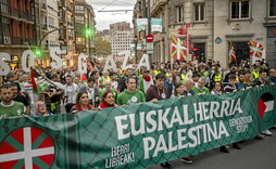 «Herri libreak! Euskal Herria, Palestina. Genozidioa stop» rezaba la pancarta de la primera kalejira que recorrió Gran Vía.