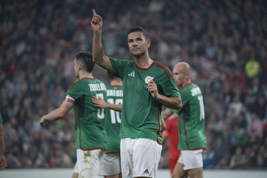 Gorka Guruzetak eskua bularrera eraman du 2-0ekoa ospatzerakoan.