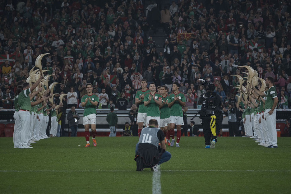 Euskal Selekzioko jokalariak, alboan puntistak dituztela.