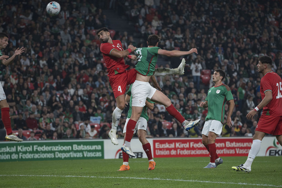 Yaser Hamed, Euskal Selekzioko jokalari batekin lehian.