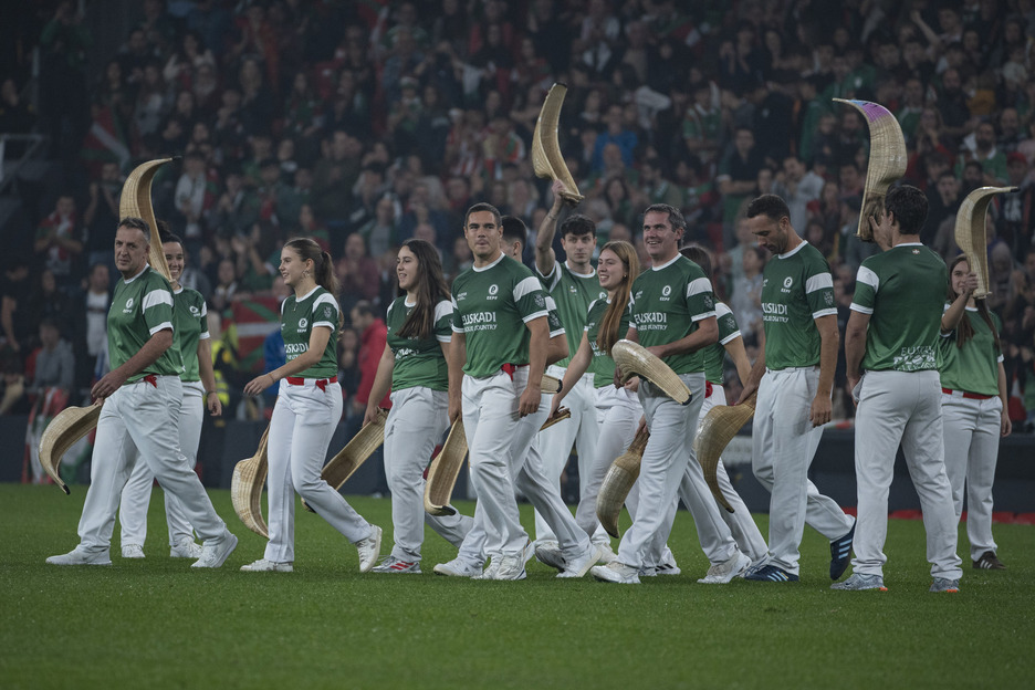 Nazioen Liga Euskal Selekzioarekin jokatutako puntistek omenaldia jaso dute. 