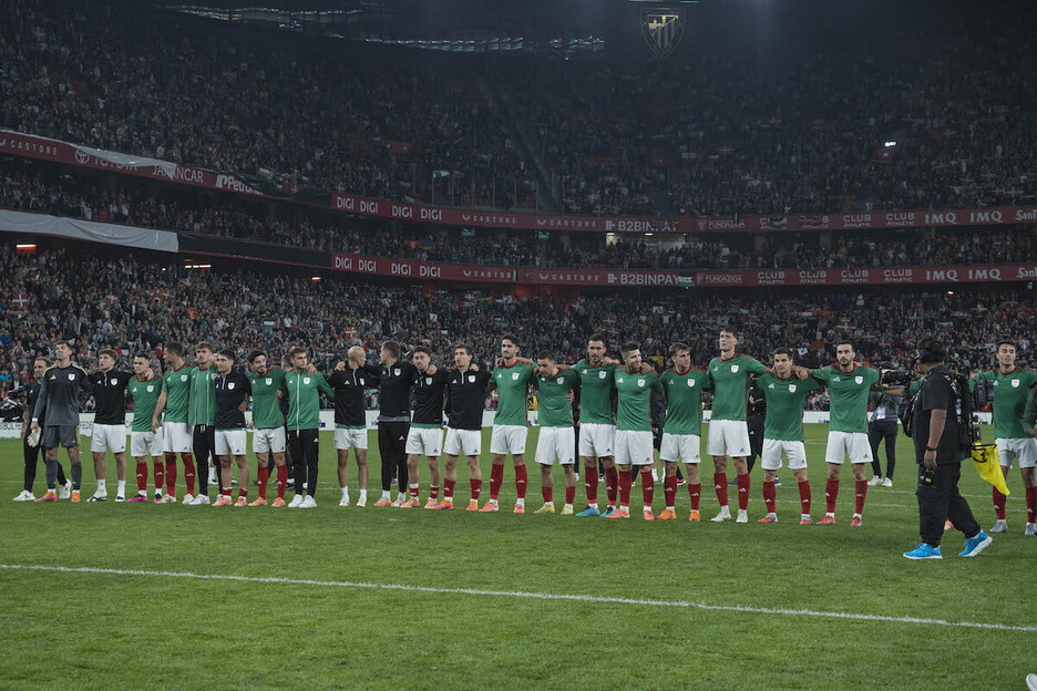 Partidaren bukaeran ‘Txoriak txori’ abestu dute jokalari eta zaleek.