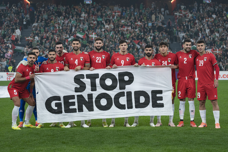 «Stop genocide» pankarta erakutsi dute palestinarrek partidaren aurretik. 