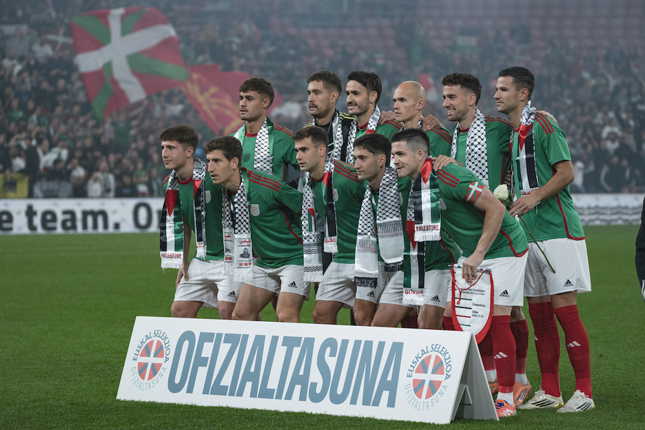 Ofizialtasunaren aldarriarekin atera dute argazkia euskal jokalariek.