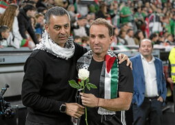 Ehab Abu Jaza y Jagoba Arrasate, emocionados antes del partido en San Mamés.