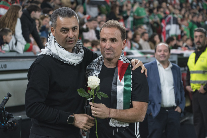 Los seleccionadores Ehab Abu Jazar y Jagoba Arrasate, en los prolegómenos del partido.