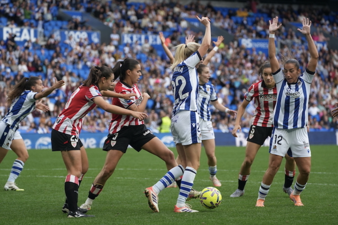Las txuriurdines reclaman el penalti por mano de Landaluze que ha permitido a la Real empatar en el descuento.