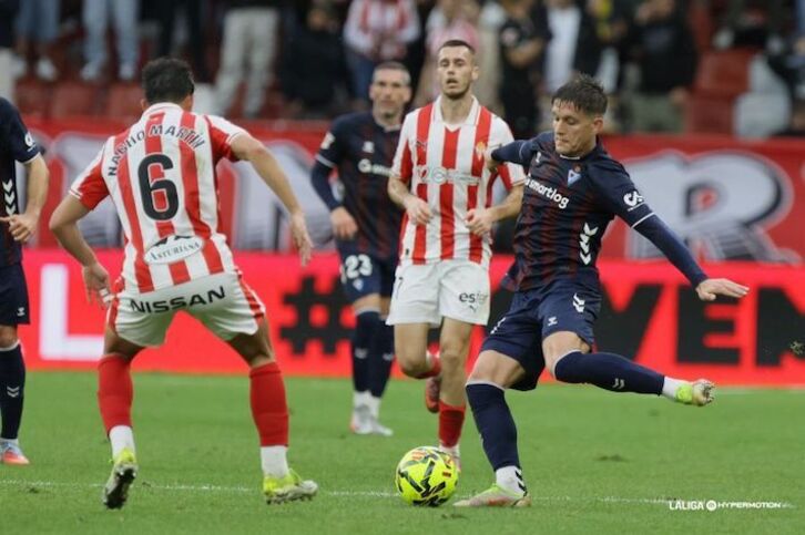 Corpas, autor del gol armero, envía el balón hacia un compañero.