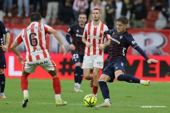 Corpas, autor del gol armero, envía el balón hacia un compañero en el partido de Segunda entre Sporting de Gijón y Eibar en El Molinón.
