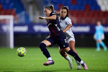 Laura Camino controla el balón durante el partido de Liga F entre Eibar y Espanyol en Ipurua.