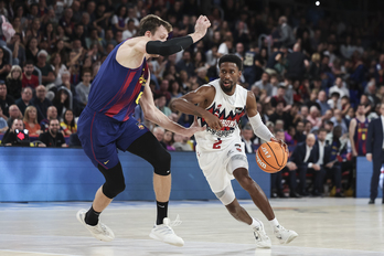 Simmons entra a canasta ante la presencia de Vesely.