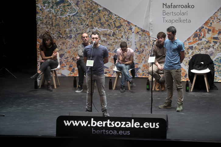 Joanes Illarregi Marzol, saioaren irabazlea, kantuan.