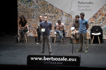 Joanes Illarregi Marzol, saioaren irabazlea, kantuan.