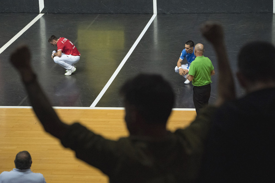 La fatiga de ambos pelotaris cuando el partido llevaba media hora. La fatiga de ambos pelotaris cuando el partido llevaba media hora.