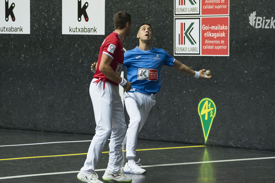 Zabala lo ha intentado pero ha sido superado por el navarro. Zabala lo ha intentado pero ha sido superado por el navarro.