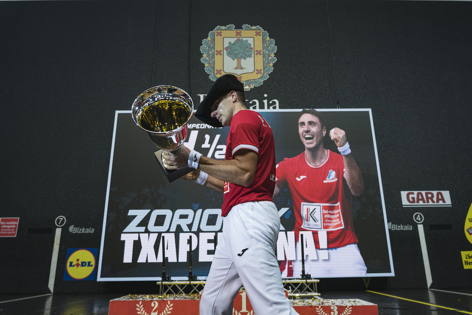 Peio Etxeberria, con el trofeo y la txapela de ganador. Peio Etxeberria, con el trofeo y la txapela de ganador.