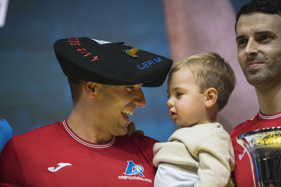 Peio Etxeberria posa con su hijo en el podium. Peio Etxeberria posa con su hijo en el podium.