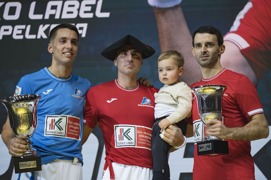 El podium del Cuatro y Medio, con el ganador Etxeberria en el centro y con Zabala y Altuna a cada lado. El podium del Cuatro y Medio, con el ganador Etxeberria en el centro y con Zabala y Altuna a cada lado.