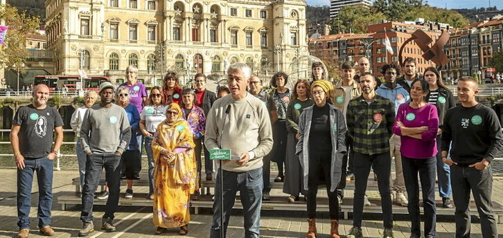 Oskar Matute en su comparecencia junto a representantes del ámbito cultural, deportivo y sindical.