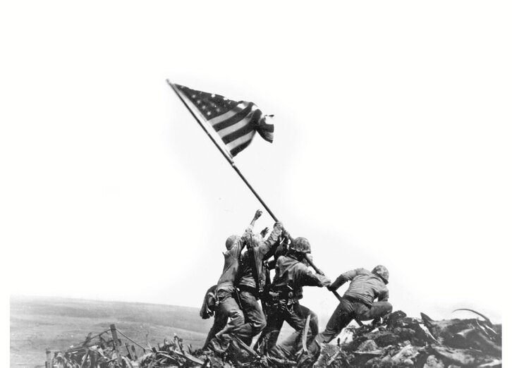 Abajo, la imagen de la bandera de Iwo Jima con el retrato del soldado pima Ira Hayes.