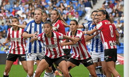 Caras de tensión en un saque de esquina.