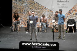 Saio ona josi zuten sei bertsolarien artean Tafallako Kulturgunean, eta bertsozaleak zinez eskertu zuen beren lana. Irudietan, Xabat eta Joanes Illarregi anaiak eta Josu Sanjurjo kantuan.