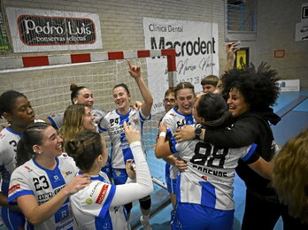 Jugadoras del Beti Onak celebran el pase a los octavos de EHF European Cup.