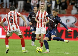 Corpas, autor del gol azulgrana, envía el balón a un compañero.