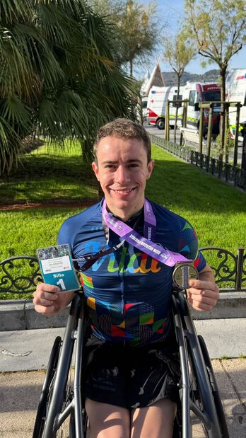 Alejandro García Ingelmo, con la medalla de la Behobia-Donostia. 