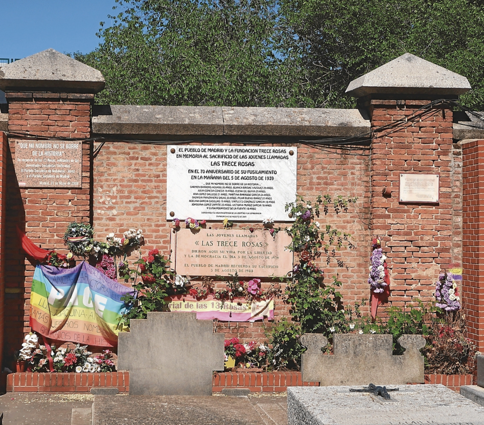 36ko Gerran hil ziren Hamahiru Arrosen omenez eraikitako monumentua, Madrilgo La Almudena hilerrian. Xabier Peñalver