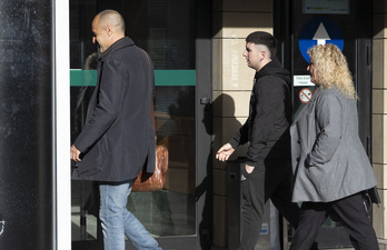 Larrarte eta Pazos, Tolosako epaitegira sartzen.