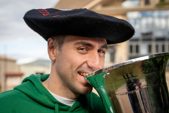 Pozarren eta lasai azkenean, Peio Etxeberria txapela eta garaikurrarekin.