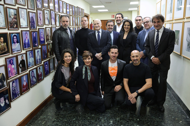 El elenco, en la sede de la ABAO.