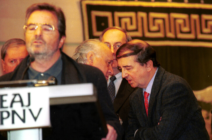 Marcos Vizcaya, en primer plano, durante un acto en el año 2000.