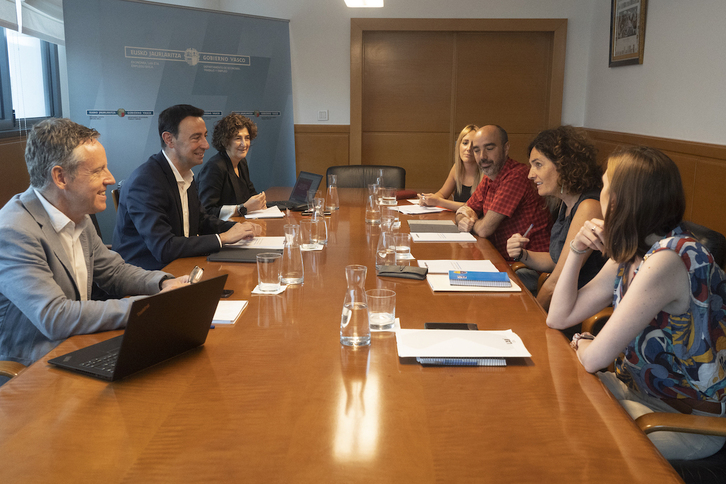 Torres, junto a representantes de LAB y ELA, en una reunión de julio pasado. Ambas centrales no han acudido ahora a la ronda de contactos.