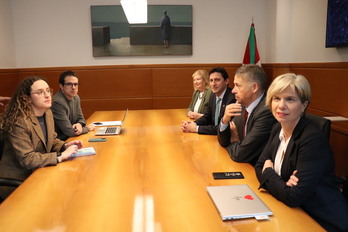 Los representantes de EH Bildu, del Gobierno y de PSE y PNV, frente a frente en la mesa.