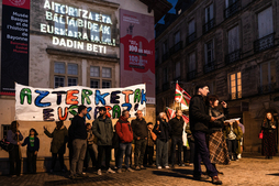 «Euskarak ofizialtasuna behar du, horixe da duela 480 urte Etxeparek desiratzen zuen berdintasunerako gutxieneko zorua» adierazi zuen euskalgintzak Baionan eginiko agerraldi ikusgarriaren bidez.