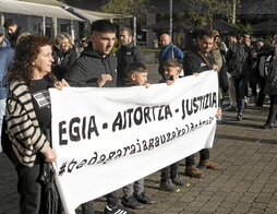 Xuhar Pazos eta familiakoak jarri ziren elkarretaratzearen buruan, pankartarekin.