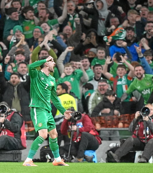 Troy Parrott celebrando uno de sus goles.