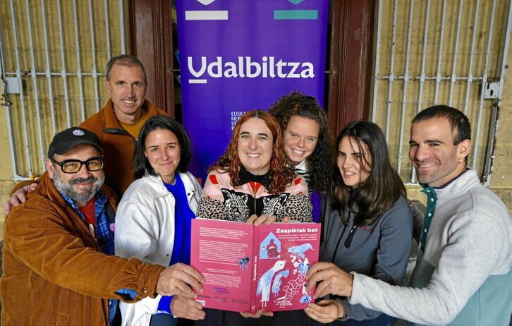 Donostian bildu ziren atzo Udalbiltzako ordezkariak eta «Zazpikiak bat» proiektuko marrazkigileak.