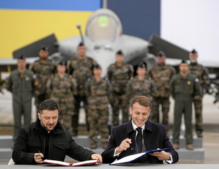 Macron y Zelenski firman el acuerdo en la base de Villacoublay.