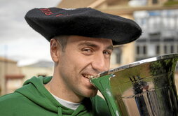 Txapela buruan, pozarren eta irribarretsu, Peio Etxeberria atzo Gorraitzen.