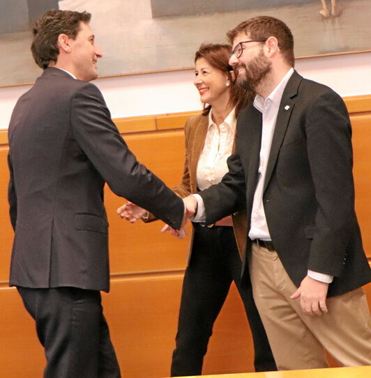 El consejero Noël d’Anjou saluda a los representantes del PP Laura Garrido y Álvaro Gotxi.
