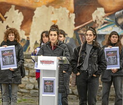 Mugimendu Feministako kideek Gasteizen eskainitako prentsaurrekoa.