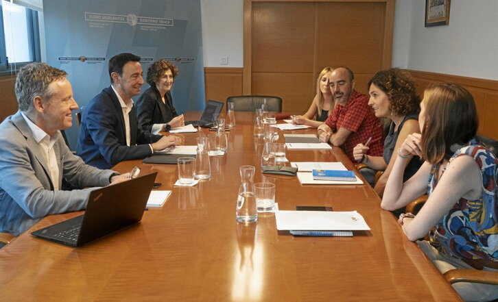 Torres, en una pasada reunión con LAB y ELA, que ahora no han acudido a la ronda.