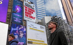 Times Squaren publizitate hesi batek Epsteinen iruzkina nabarmentzen du: Donald Trumpek «jakina bazekiela neskena».