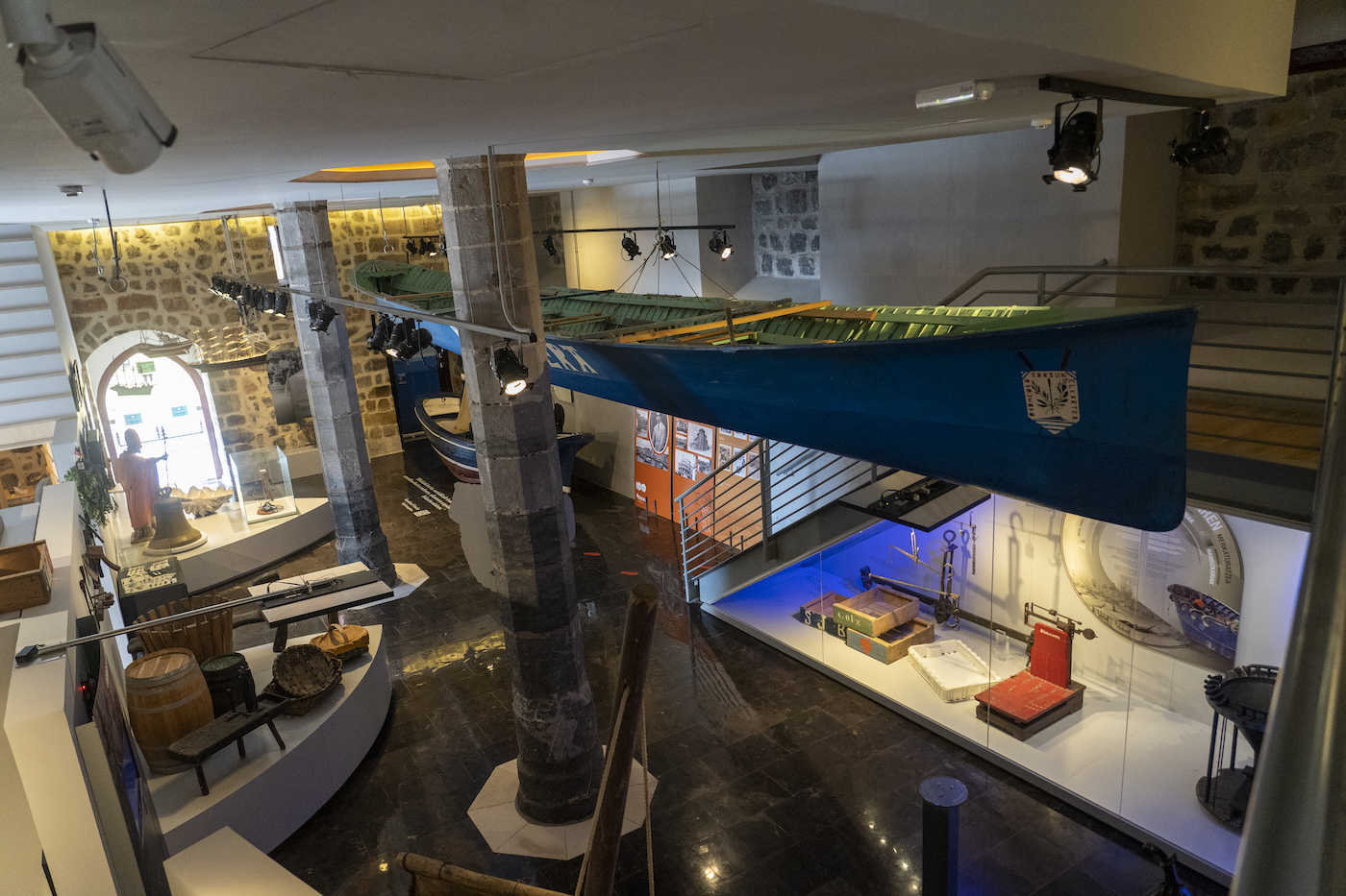 Museoaren helburu nagusia ez da elementu materialen bilduma hutsa erakustea, objektuen bilketa zerrendatu bat izatea, baizik eta ondare immateriala jasotzea, kontserbatzea eta ahalik eta ondoen transmititzea. (Bermeoko Arrantzaleen Museoa)