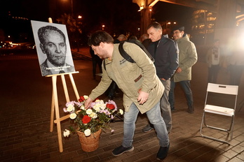 Urtero egiten zaio omenaldia Pablo Gonzalezi Deustuko zubian. Hemen, 2023koa. 