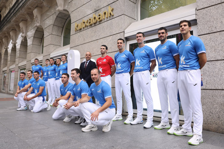 Binakako Txapelketako pilotariak. Aurreneko planoan, Ezkurdia Mariezkurrena beta Zabaletaren erdian, atzelari postura ohitu nahian, edo.