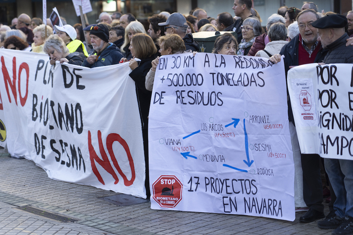 Protesta por la proliferación de plantas de biometanización ante el Parlamento navarro.